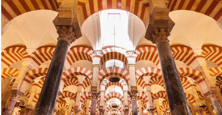 La Mezquita, de arquitectura andalusí, es la segunda más grande del mundo