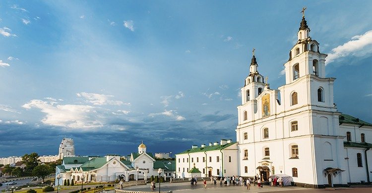 Descubre Bielorrusia y disfruta de sus animadas calles (Istock)