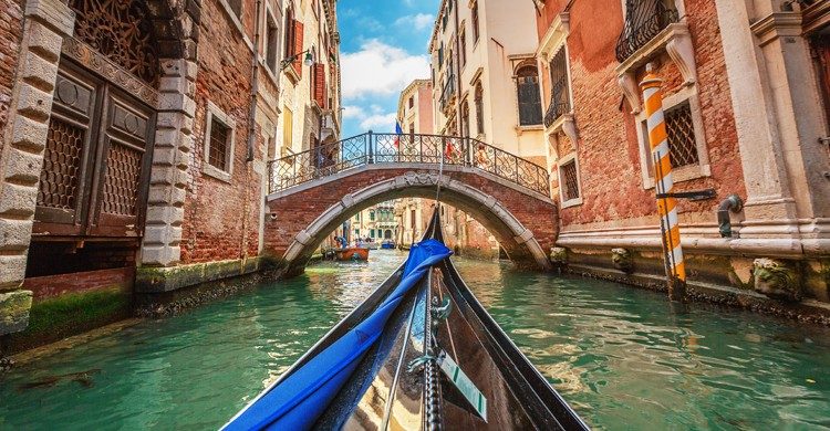 No hay nada más romántico que pasear en góndola por Venecia. (iStock)