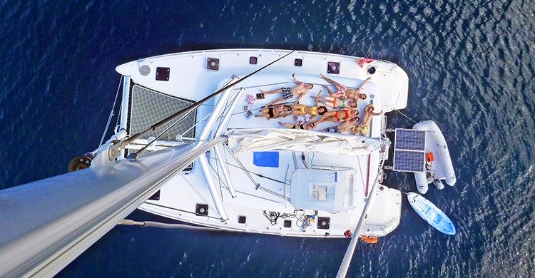Vista de pájaro de un velero (GlobeSailor).