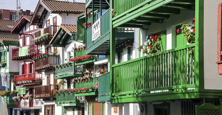 Coloridas fachadas en Hondarribia, uno de los pueblos más bonitos del norte (Istock).