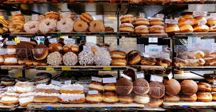 Filas de rosquillas en un puesto de mercado (Istock).