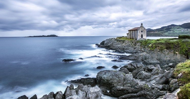 Iglesia Mundaka (Isock).