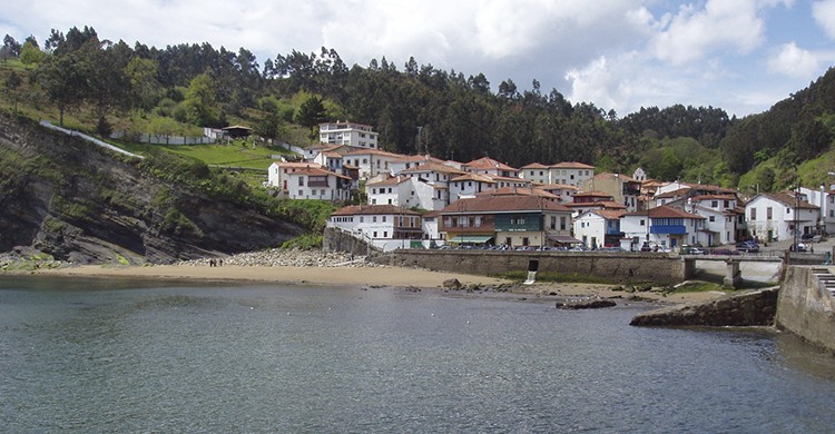Pueblos más bonitos del norte: Tazones (Istock).
