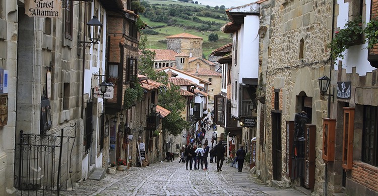 Vista de una calle en Santillana del Mar, uno de los pueblos más bonitos del norte (Istock).