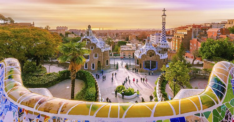 Atardecer en el parque Güell (Istock)