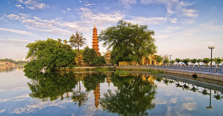 Amanecer en Tran Quoc pagoda(Istock)
