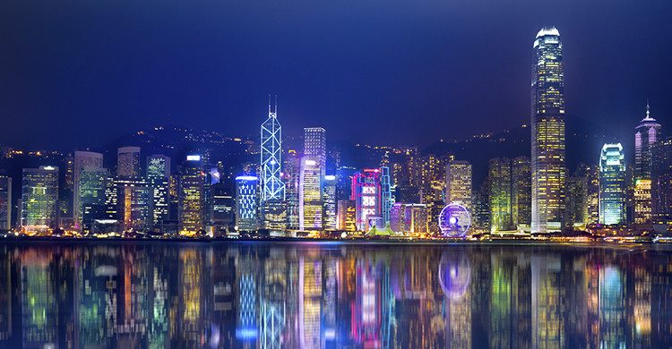 Vistas en la noche de la isla de Hong Kong(Istock)