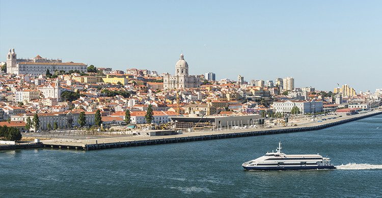 Vista de Lisboa con el río Tajo en Portugal(Istock)