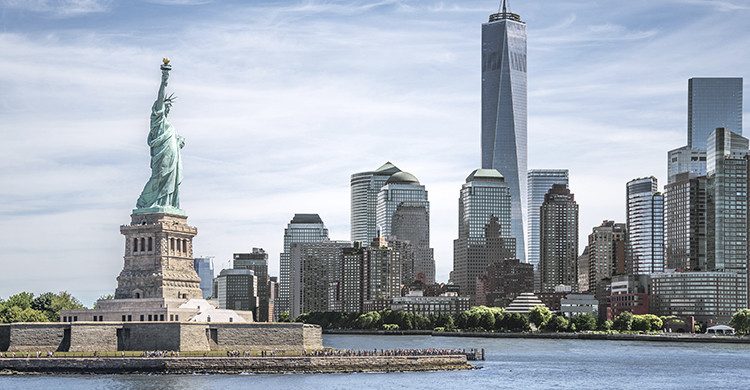 La estatua de la libertad con el fondo de One World Trade Center(Istock)