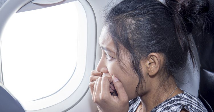 Uno de los pasajeros del avión intenta abrir la puerta(Istock)