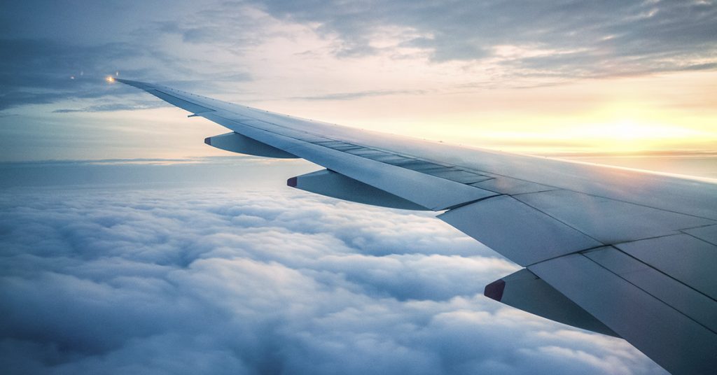Detenido un pasajero chino por tirar monedas al motor de avión para tener suerte