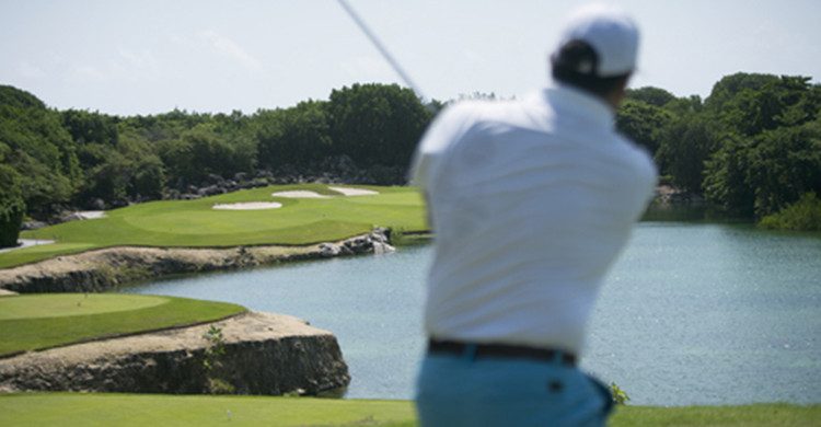 Combinar vacaciones en espacios paradisíacos como el Caribe y la práctica de golf (Bahía Príncipe)
