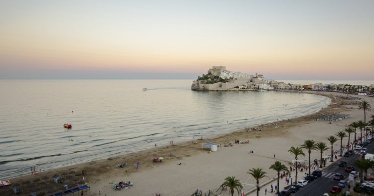 Playa perfecta para practicar deporte en la orilla del mar (Istock)