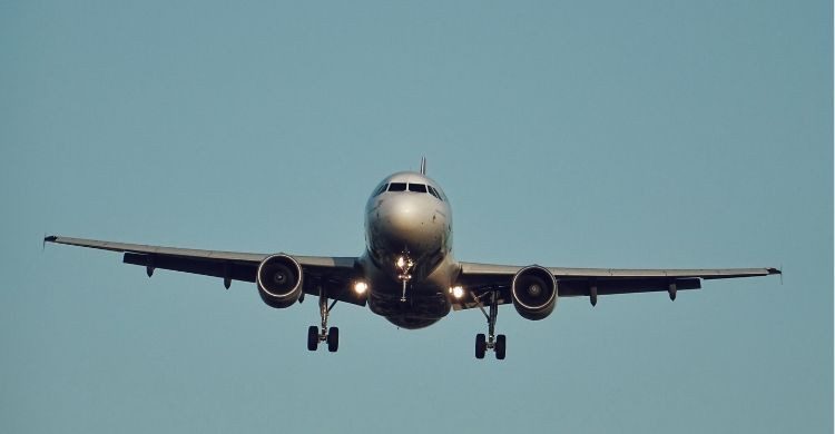 El avión despegó con 8 horas de retraso (Unsplash)