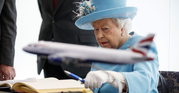 La reina de Inglaterra y los aviones (gtres)