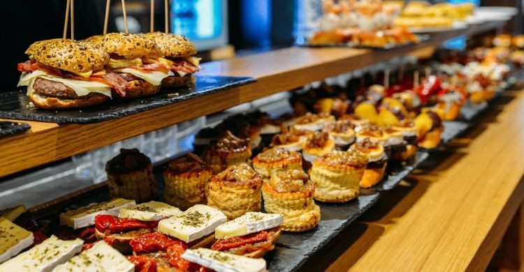 Prueba los pintxos vascos en Bilbao (istock)