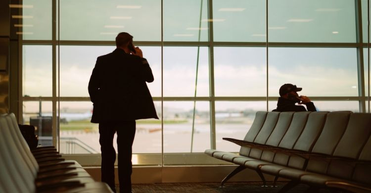 Solicita información a la aerolínea sobre las causas del retraso (Unplash)