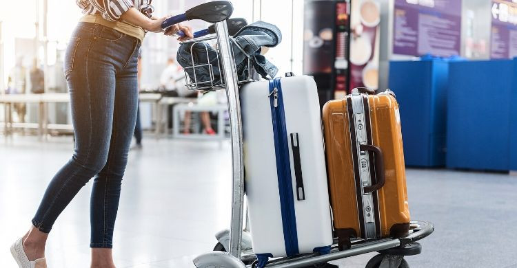 Equipaje en un avión (iStock)