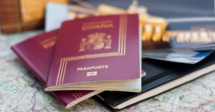 Pasaporte y otra documentación (iStock)