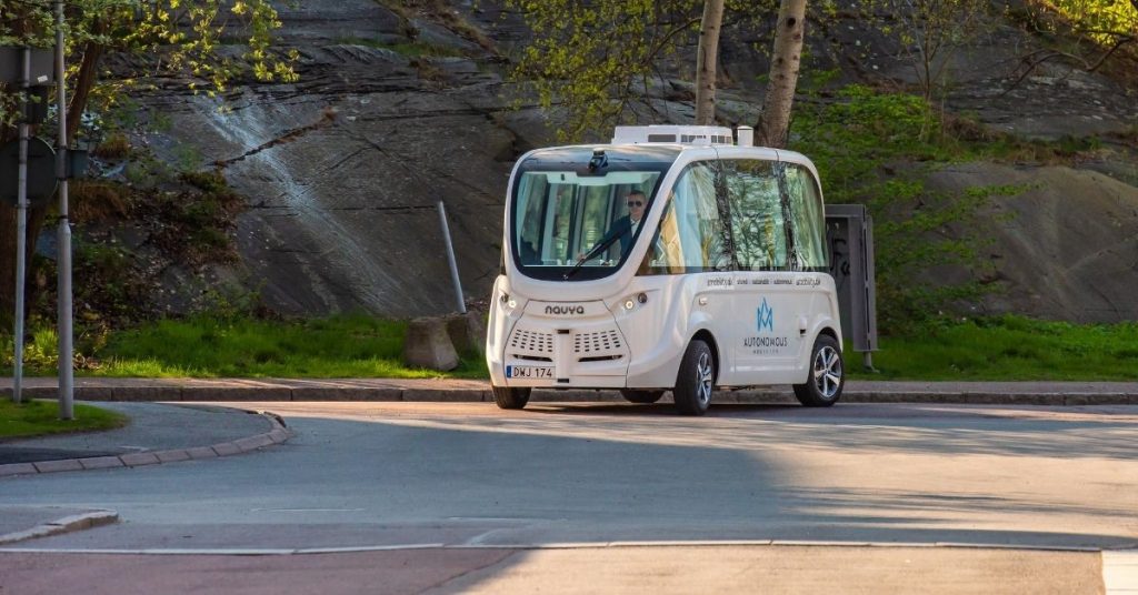 Sigue leyendo El primer viaje del autobús sin conductor en España se estrena con un leve accidente