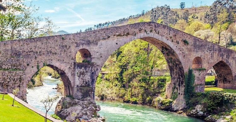 Puente de piedra en Cangas de Onís (Istock)