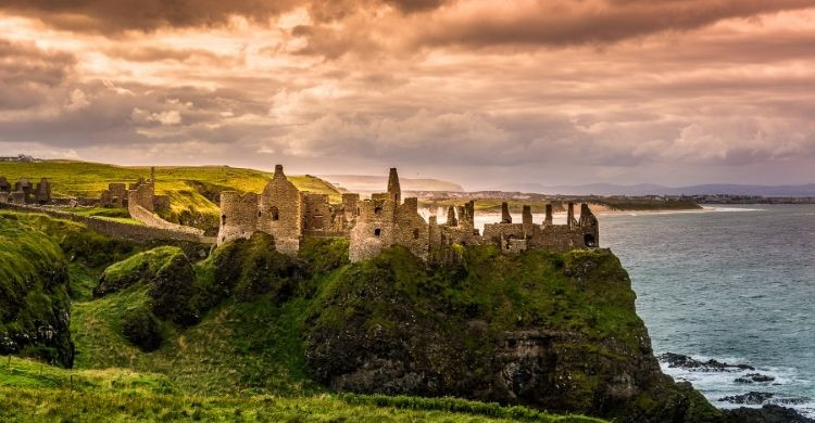 Las ruinas románicas del Castillo de Dunluce (iStock)