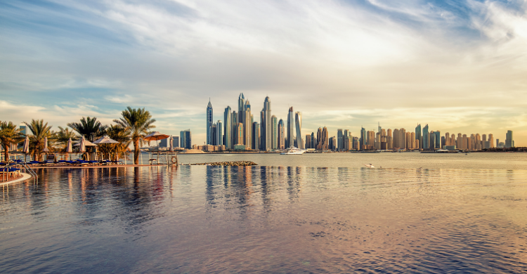 Se mezclan diferentes tipos de monumentos e inmensos centros comerciales, bajo una visión futurista.