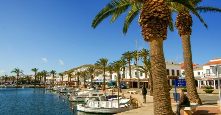 Puerto de Fornells, Islas Baleares (Adobe Stock)