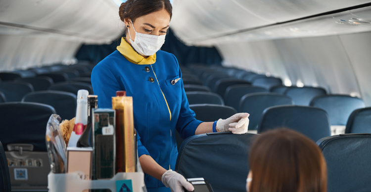 Tripulantes aéreos haciendo uso de mascarillas