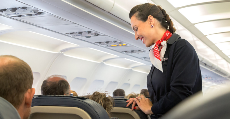Azafata ayuda en el parto de una pasajera