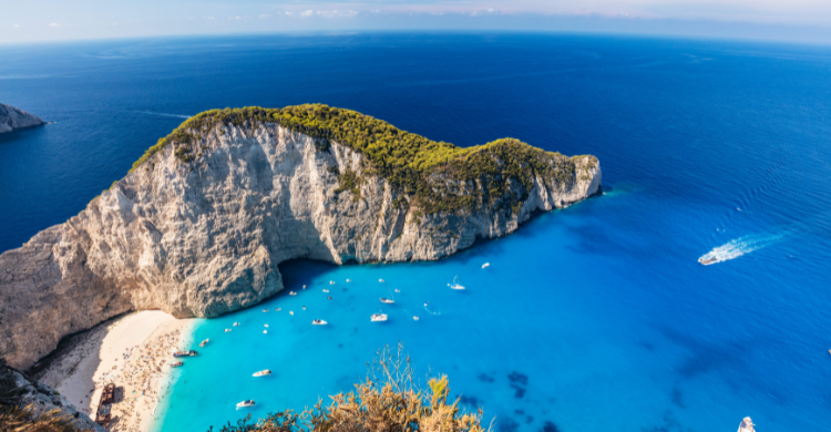 La mejor forma de descubrir las Islas Griegas es abordo de un crucero (Envato)