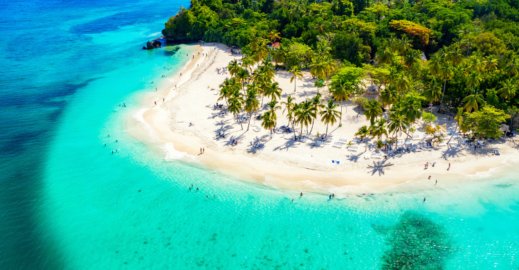 Disfruta de la agua cristalina en un crucero por el Caribe (AdobeStock)