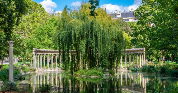 Paseo bajo las sombras de los árboles (Adobe Stock)