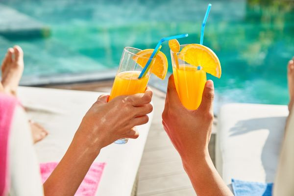 Con quién te gustaría pasar tus vacaciones de verano (Envato)