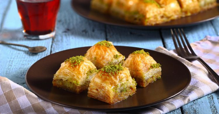Prueba platos locales como el baklava (Adobe Stock)
