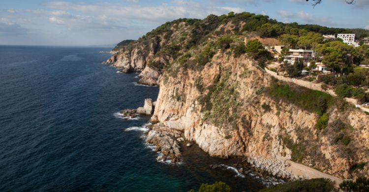 Acantilado de Tossa de Mar en la provincia de Girona (Adobe Stock)