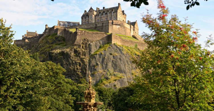 Castillo de Edimburgo (Adobe Stock)