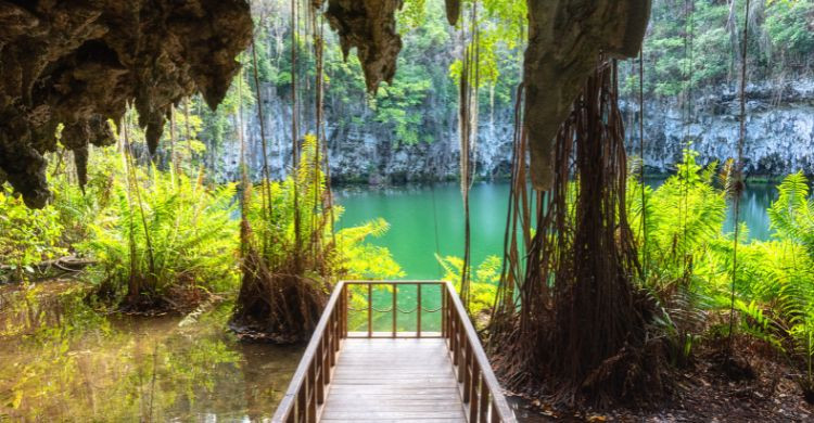 Parque Nacional Los Tres Ojos (Adobe Stock)
