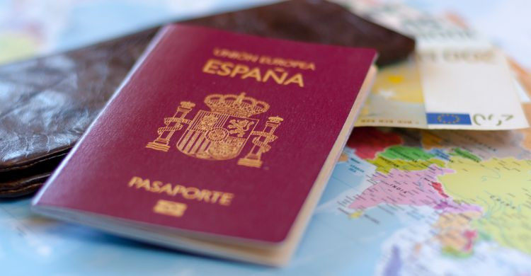 Pasaporte español (Adobe Stock)