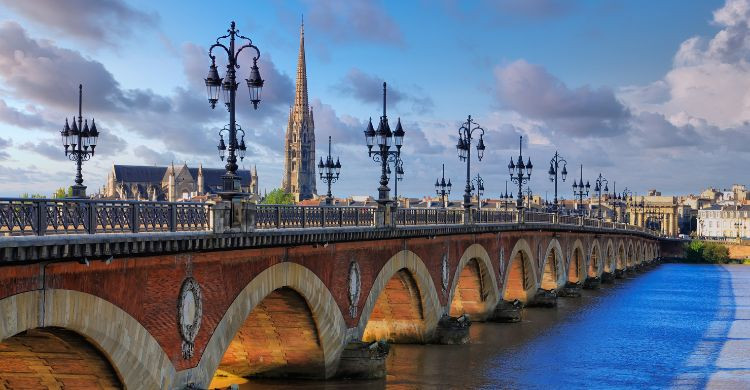 Puente de piedra con el río Garona (Adobe Stock)