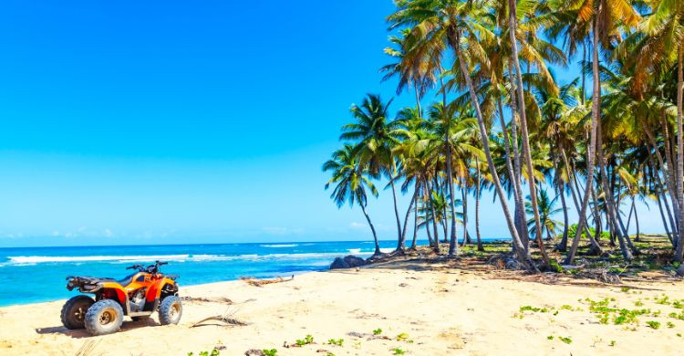 Recorre playas paradisíacas en quad (Adobe Stock)