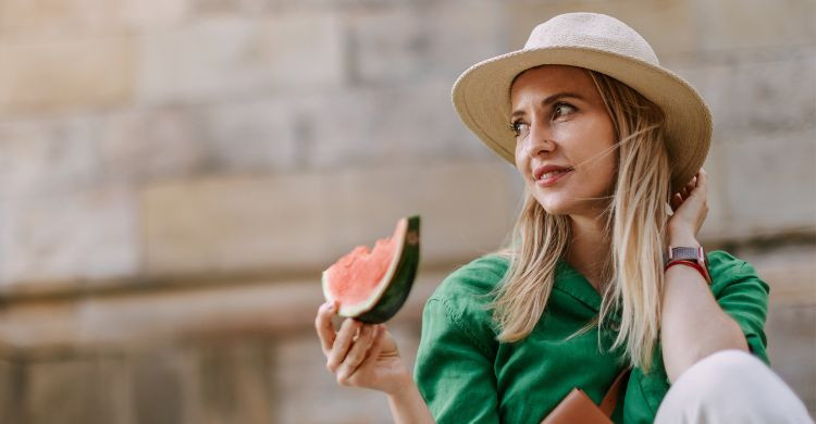 Cuida tu salud mientras viajas (Envato)