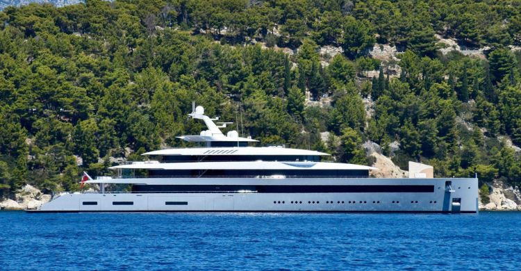 Navega en yate privado (Foto de Arno Senoner en Unplash)