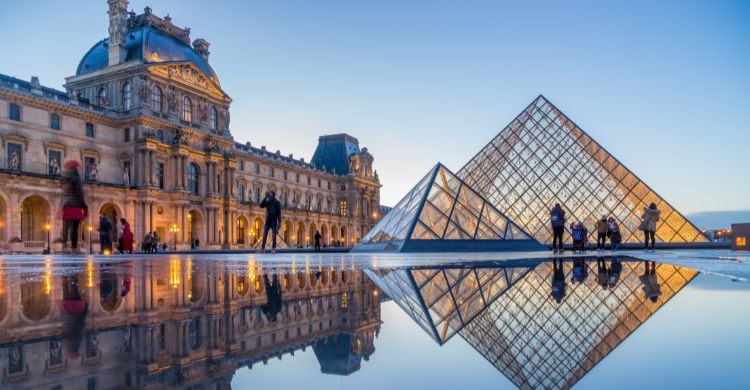 Museo louvre (Adobe Stock)