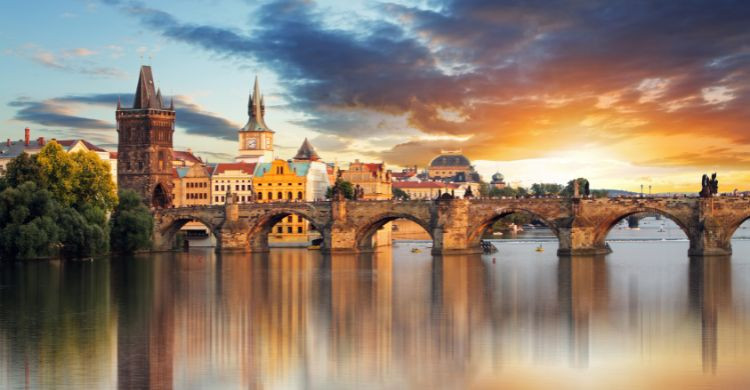 Puente Carlos al atardecer (Adobe Stock)
