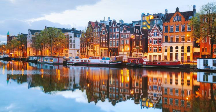 Canales iluminados en Ámsterdam (Adobe Stock)