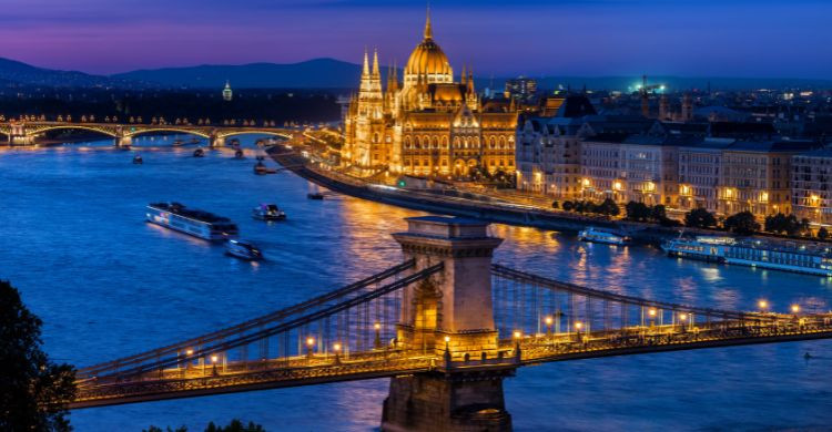 Parlamento de Budapest iluminado (Adobe Stock)