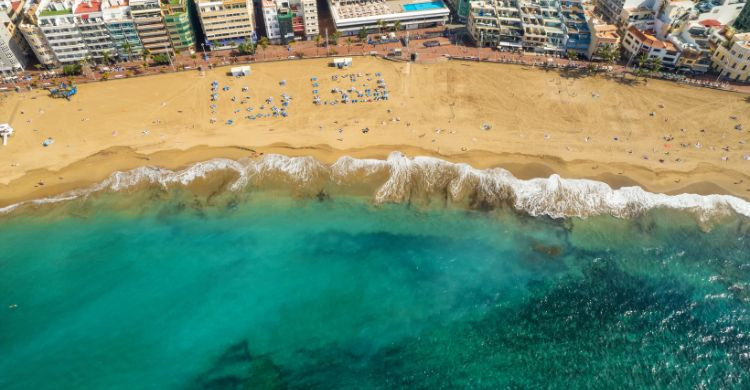 Playa de las Canteras (Adobe Stock)