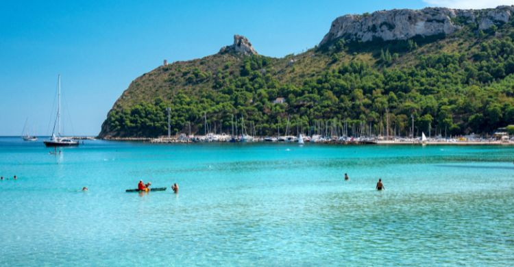 Playa del Poetto (Adobe Stock)